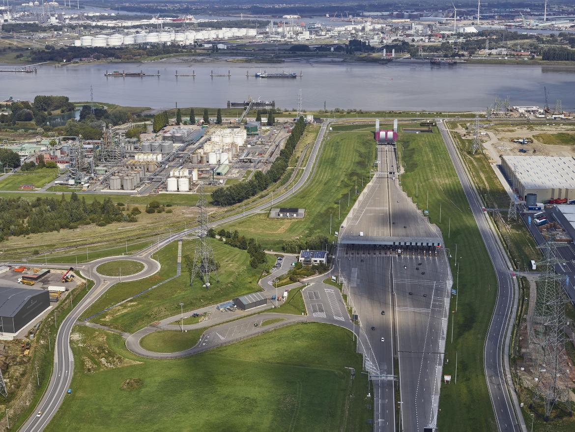 Luchtfoto van het tolplein voor de Liefkenshoektunnel.