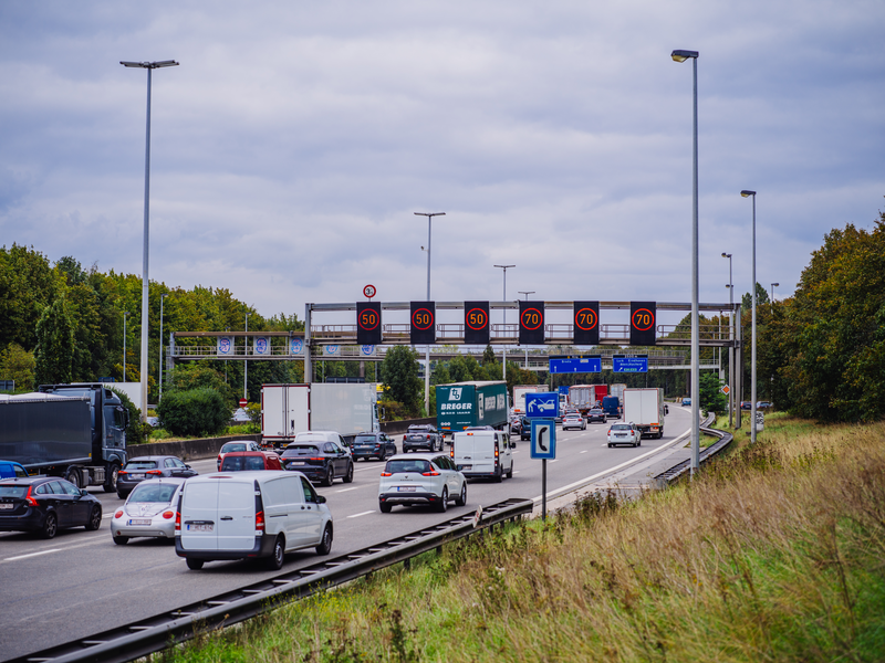 Portiek met rijstrooksignalisatie op de Antwerpse Ring.