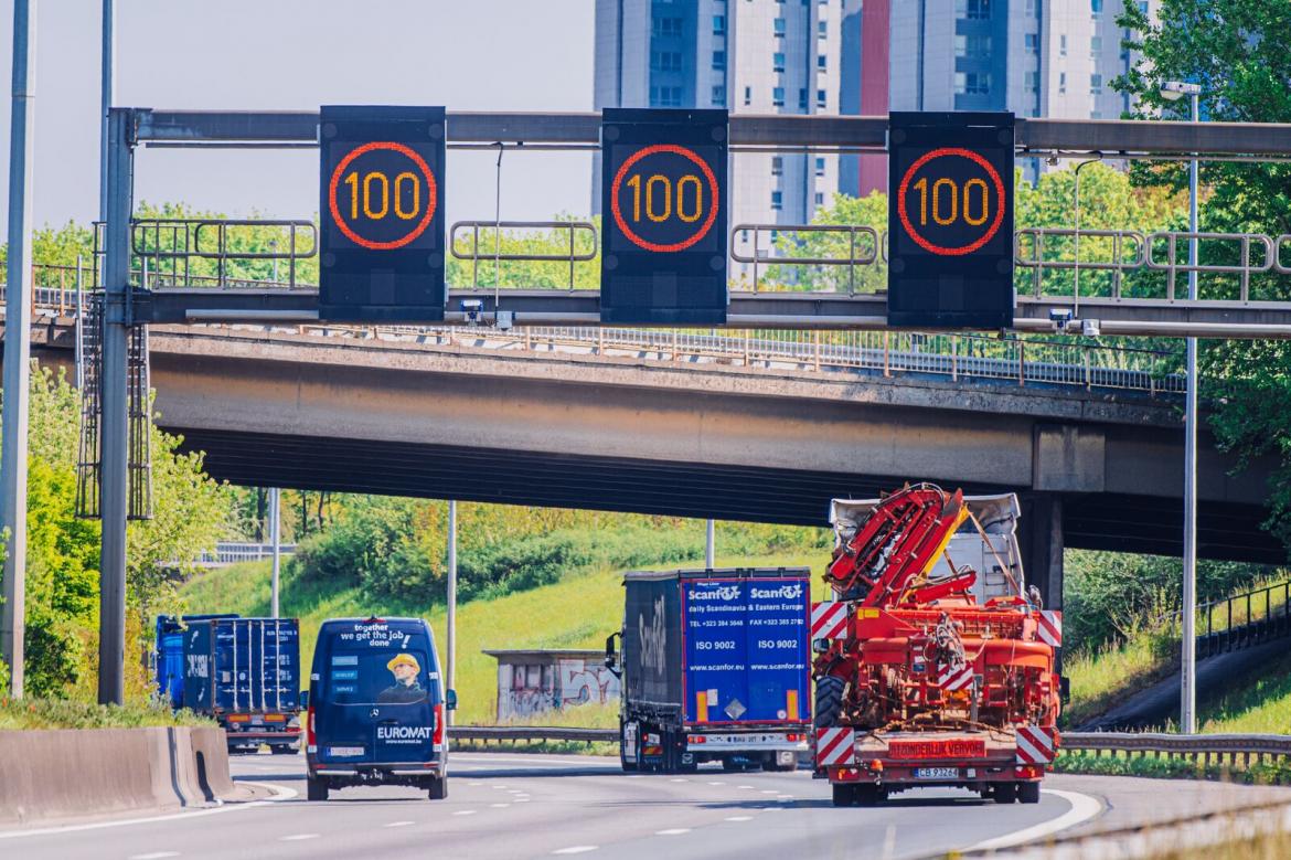 Rijstrooksignalisatie boven de snelweg.