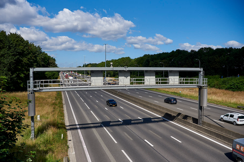 Portiek boven de E314 en zijn spitsstrook.