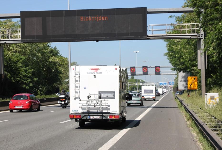 Blokrijden geafficheerd op tekstbord boven de E40.