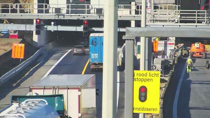 Tunneldoseren voor de Beverentunnel.